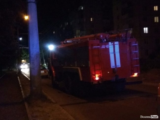 У Луцьку жінка випала з 8-го поверху і впала на дашок під'їзду