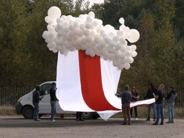 На Волині біля кордону запустили в небо історичний прапор Білорусі. ВІДЕО