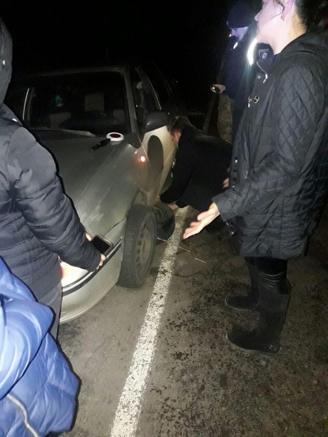 Волинські патрульні допомогли жінкам, в яких сталася халепа на дорозі