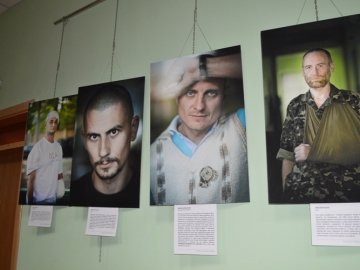 У Ковель привезли виставку портретів бійців