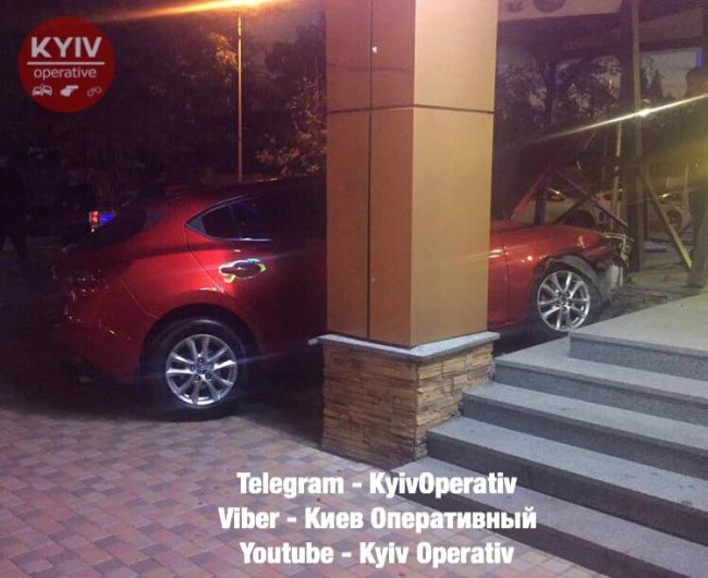 Під Києвом дівчина на Mazda влетіла у вітрину магазину. ФОТО