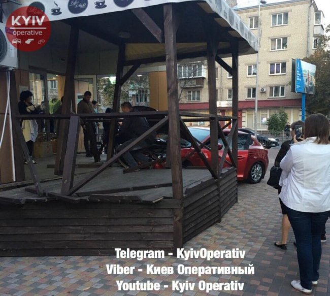 Під Києвом дівчина на Mazda влетіла у вітрину магазину. ФОТО