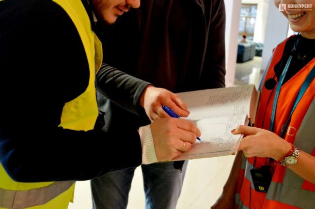 Луцьким школярам показали, як працює великий місцевий завод. ФОТО