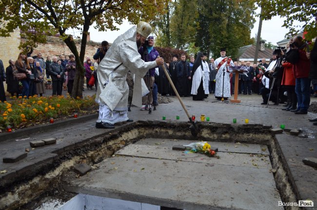 «Їхні душі нарешті знайшли спокій», - у Луцьку перепоховали рештки розстріляних в'язнів