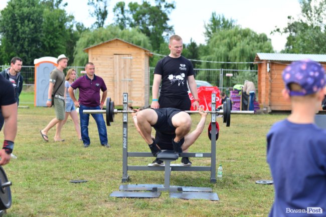 Як у Луцьку на «Бандерштаті» змагалися силачі. ФОТО  