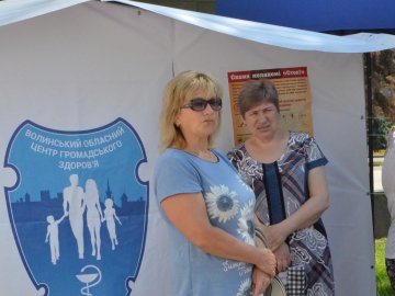 На Театральному майдані лікарі безкоштовно оглядають жінок. ФОТО