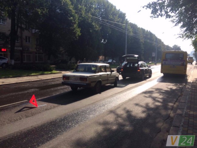 Відволікся на телефон: у центрі Луцька – аварія