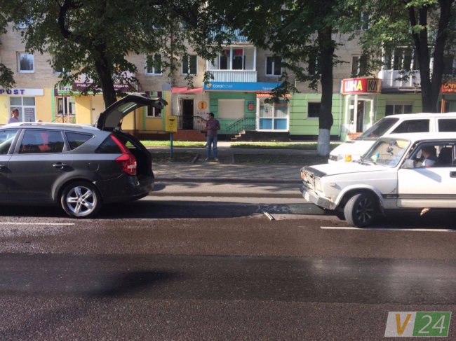 Відволікся на телефон: у центрі Луцька – аварія