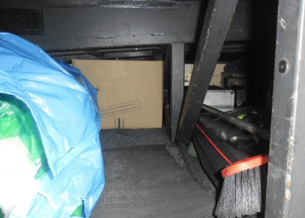 Водій повертався з Німеччини і приховав запчастини. ФОТО