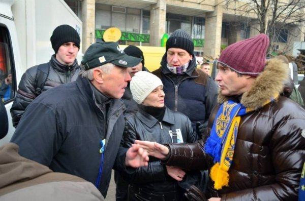 Волинські нардепи вийшли на Євромайдан і обіймалися з Русланою. ФОТО. ДОПОВНЕНО