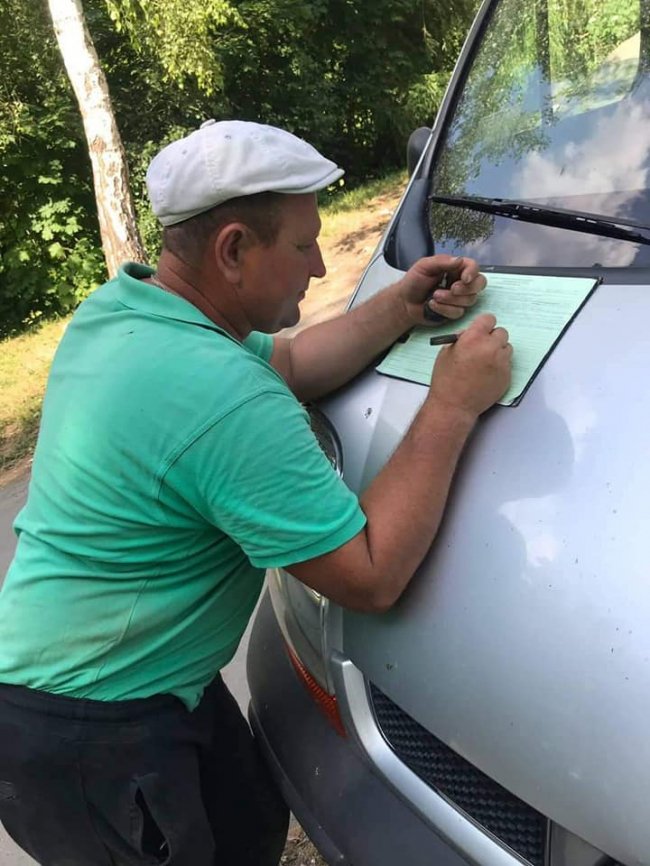 У Луцьку муніципали штрафують «автохамів», які паркуються на тротуарах і газонах