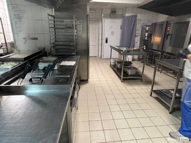 У яких умовах готують і зберігають їжу в «Пузатій хаті»: кухню ресторану показали зсередини. ФОТО