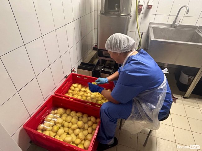 У яких умовах готують і зберігають їжу в «Пузатій хаті»: кухню ресторану показали зсередини. ФОТО