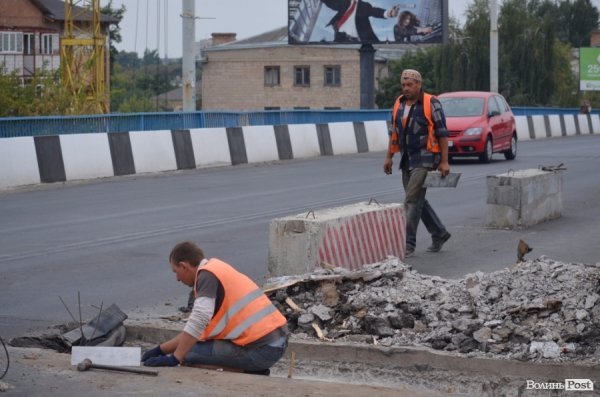 «До закінчення ремонту мосту біля «Там-Таму» ще далеко», - робітники. ФОТО