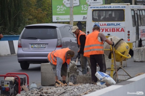 «До закінчення ремонту мосту біля «Там-Таму» ще далеко», - робітники. ФОТО