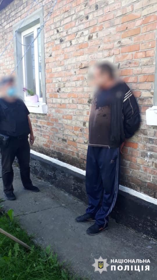 Сусідська різанина: завдяки оператору служби 102 волинські поліцейські затримали нападника, а медики врятували життя пораненому