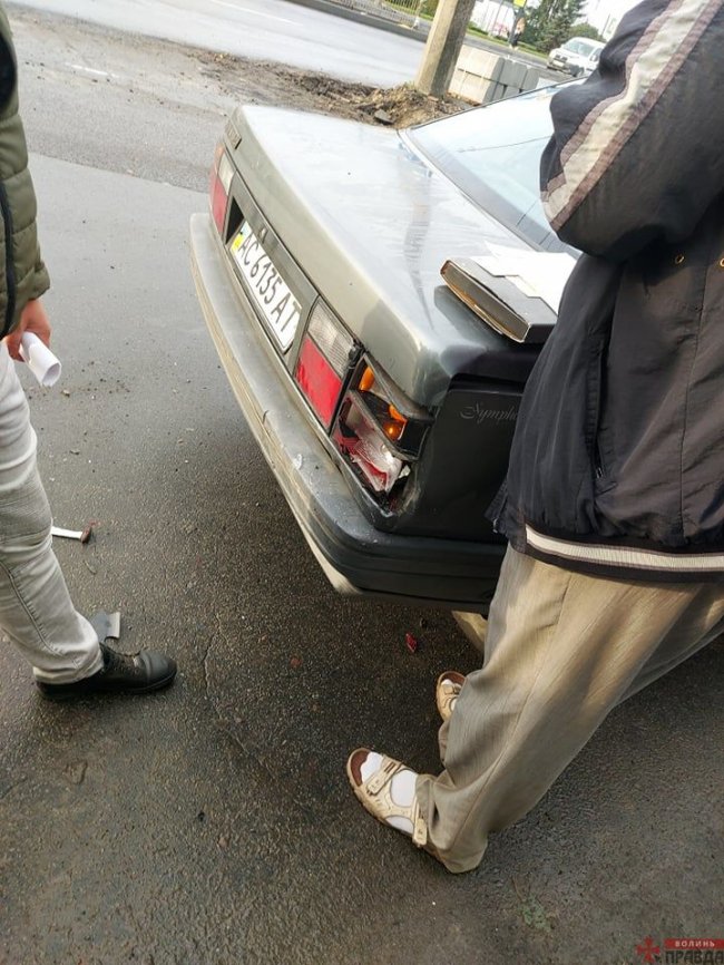 У Луцьку на мосту не розминулися дві автівки. ФОТО