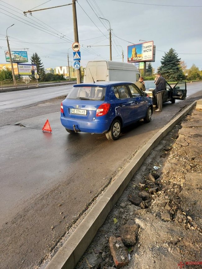 У Луцьку на мосту не розминулися дві автівки. ФОТО