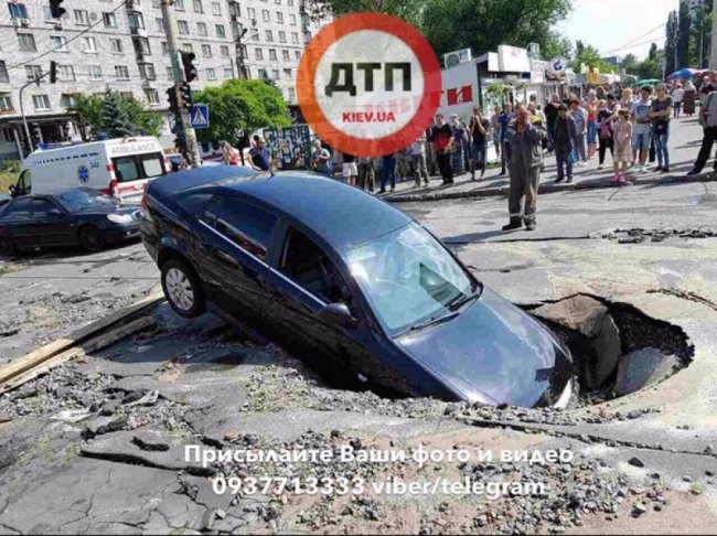 Посеред Києва Opel з жінкою та немовлям провалився у вирву з гарячою водою