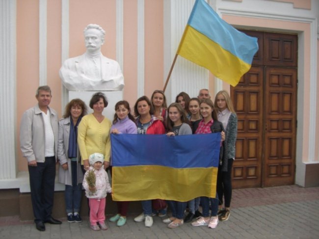 У жовто-блакитному одязі та з парасолями: у Ковелі відзначили День Прапора