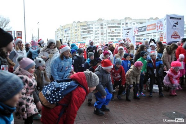 Благодійність і спорт: у Луцьку бігали «Святі Миколаї»