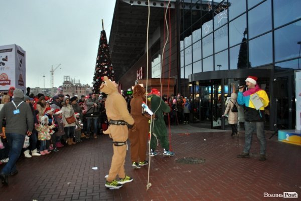 Благодійність і спорт: у Луцьку бігали «Святі Миколаї»