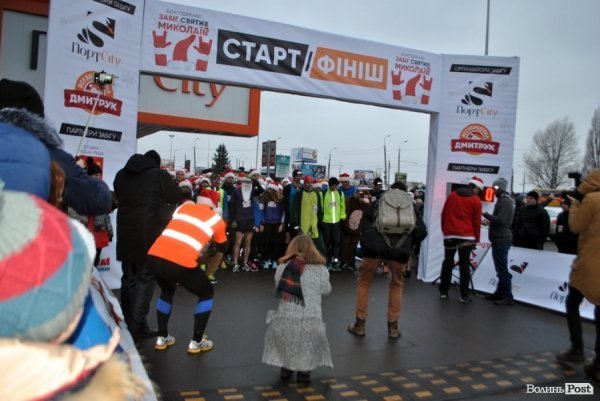 Благодійність і спорт: у Луцьку бігали «Святі Миколаї»