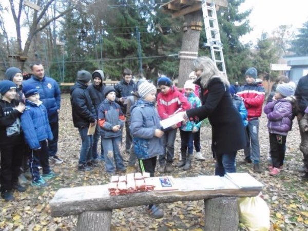 На осінніх канікулах луцькі школярі змагалися в парку. ФОТО
