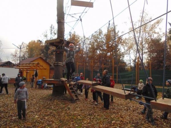 На осінніх канікулах луцькі школярі змагалися в парку. ФОТО