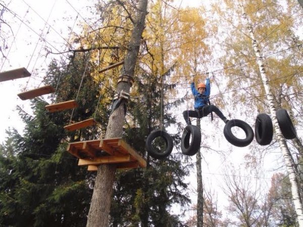 На осінніх канікулах луцькі школярі змагалися в парку. ФОТО