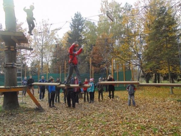 На осінніх канікулах луцькі школярі змагалися в парку. ФОТО