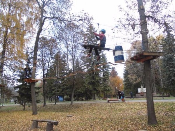 На осінніх канікулах луцькі школярі змагалися в парку. ФОТО