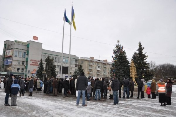 У центрі  Рівного встановили велетенський символ Різдва. ФОТО