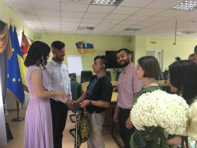 Щасливі і закохані: у Луцьку побралися відомі волонтери. ФОТО