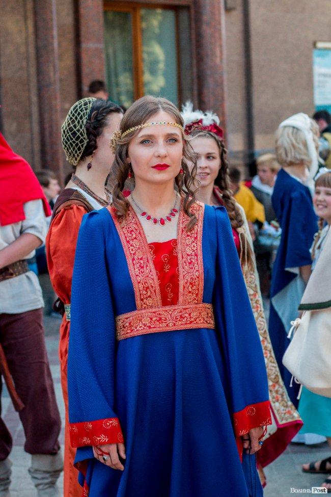 Середньовічні сукні, лицарські обладунки і давні забави: «Князівський бенкет» у Луцьку. ФОТО