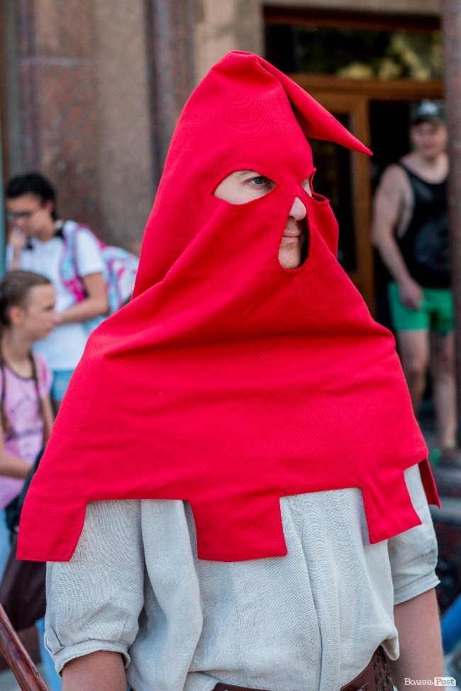 Середньовічні сукні, лицарські обладунки і давні забави: «Князівський бенкет» у Луцьку. ФОТО