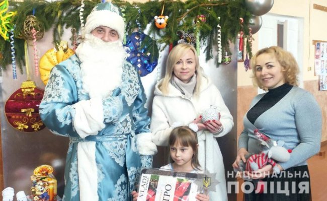 На Волині поліцейський перевтілюється в Миколая і вітає зі святом дітей та стареньких. ФОТО