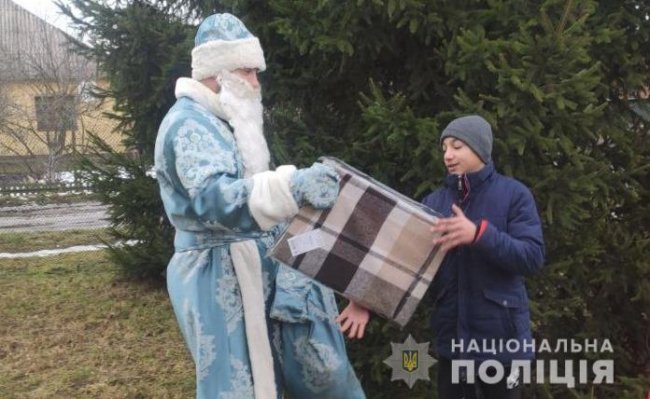 На Волині поліцейський перевтілюється в Миколая і вітає зі святом дітей та стареньких. ФОТО