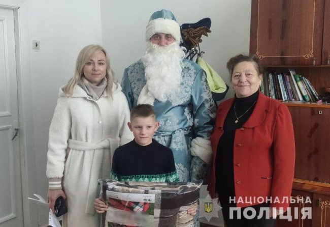 На Волині поліцейський перевтілюється в Миколая і вітає зі святом дітей та стареньких. ФОТО