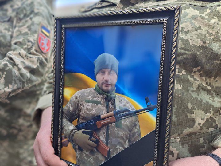 Дорога додому довжиною у п’ятнадцять місяців: на Волині попрощалися з воїном Анатолієм Смалем