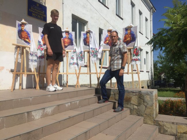 Cтяги з Євромайдану, АТО і ООС: у місті на Волині презентували колекцію прапорів. ФОТО