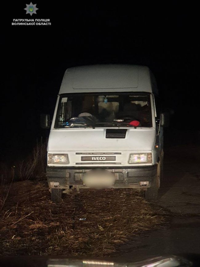 Біля Ковеля чоловіки вночі розкрадали метал зі згорілого автобуса. ФОТО