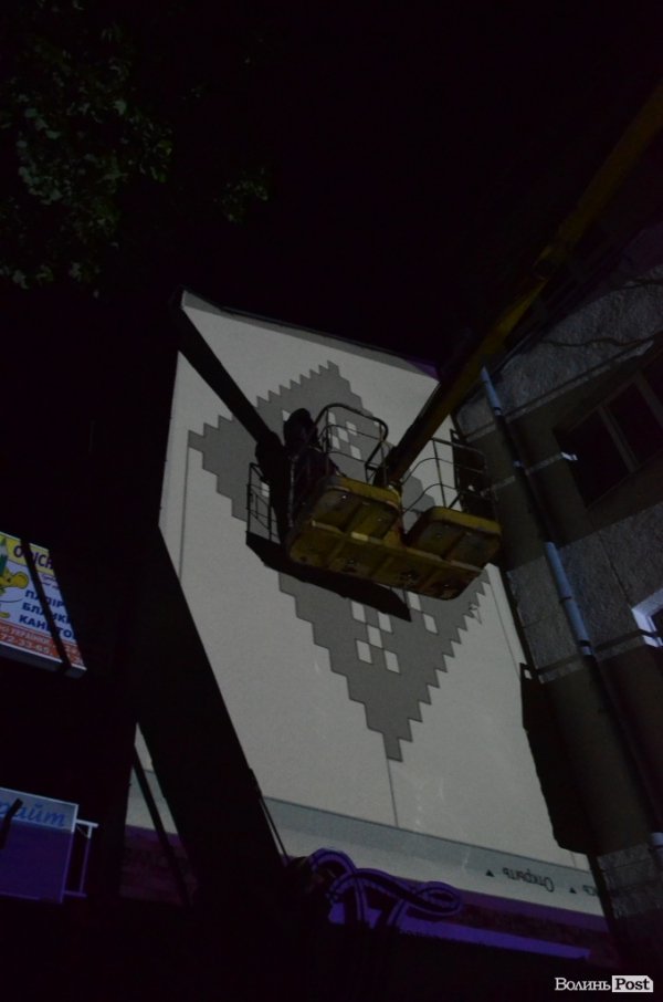 У центрі Луцька посеред ночі  створювали нове графіті. ФОТО