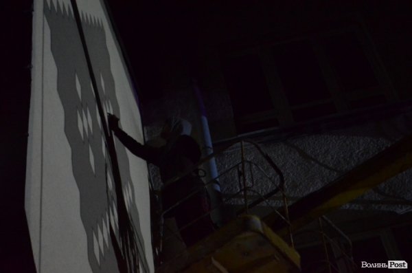 У центрі Луцька посеред ночі  створювали нове графіті. ФОТО