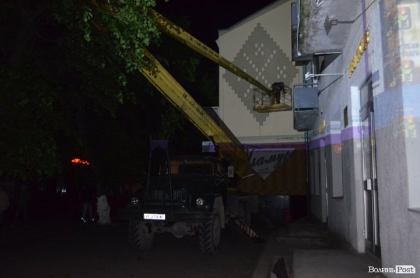 У центрі Луцька посеред ночі  створювали нове графіті. ФОТО