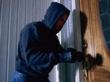 На Дніпропетровщині обікрали будинок прокурора: винесли техніку, зброю та алкоголь