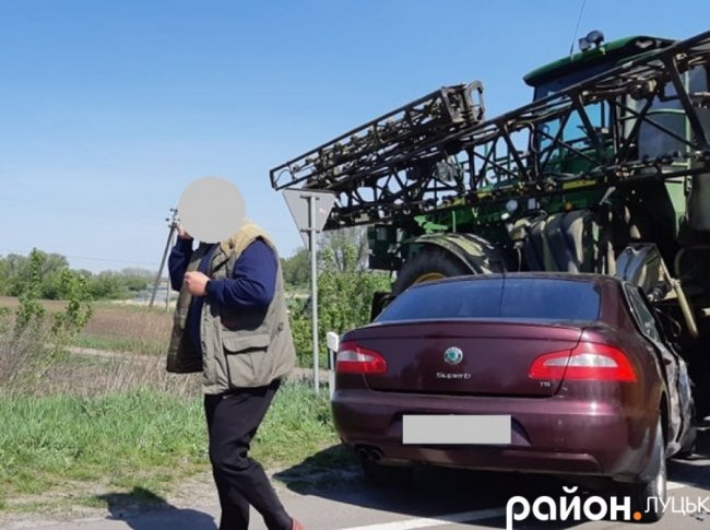Під Луцьком –  аварія: легковик влетів у самохідний обприскувач. ФОТО