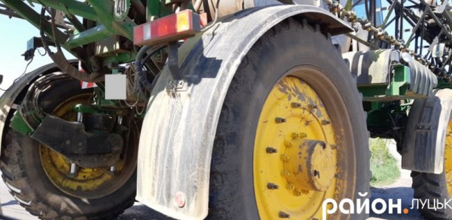 Під Луцьком –  аварія: легковик влетів у самохідний обприскувач. ФОТО