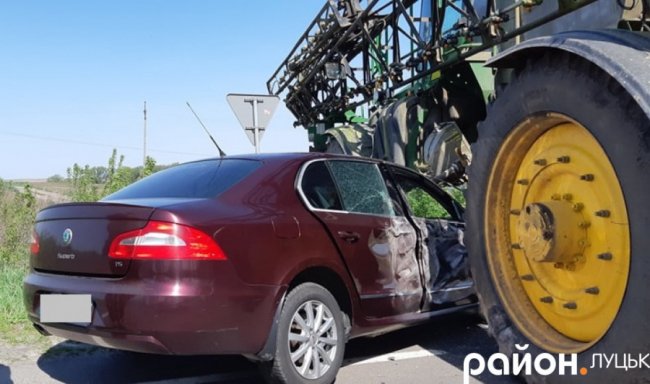 Під Луцьком –  аварія: легковик влетів у самохідний обприскувач. ФОТО