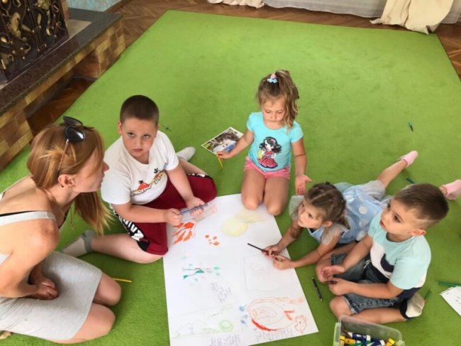 Фрагмент уроку філософії.  Діти малюють роботів і їх суперсилу)